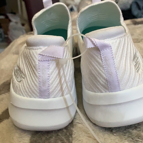 Sketchers Size 8  slip on style comfy! - Picture 4 of 7